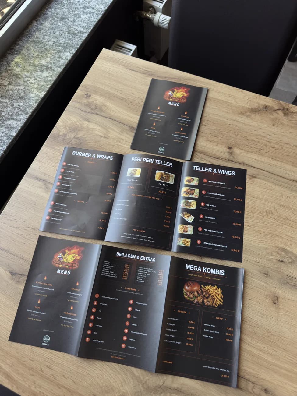 Gedruckte Speisekarten-Booklets von Peris Chicken