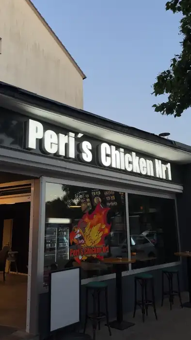 Beleuchtete Leuchtbuchstaben von Peris Chicken